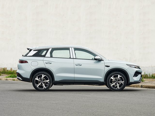 BYD Song Pro DM-i — правый профиль