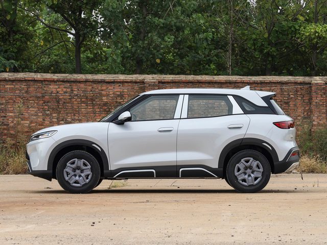 BYD Yuan UP — левый профиль